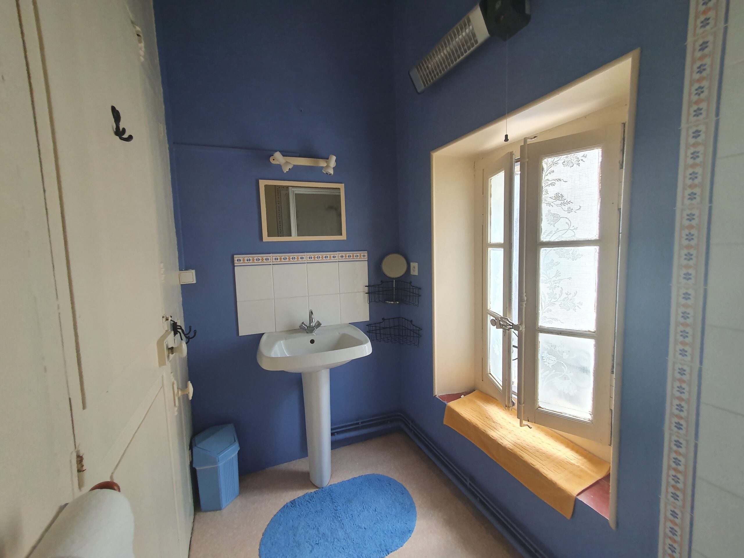 Gite bathroom 2a-compressed